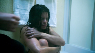 Cena erótica de Vanessa Ferlito de Graceland s03e07 (2015)