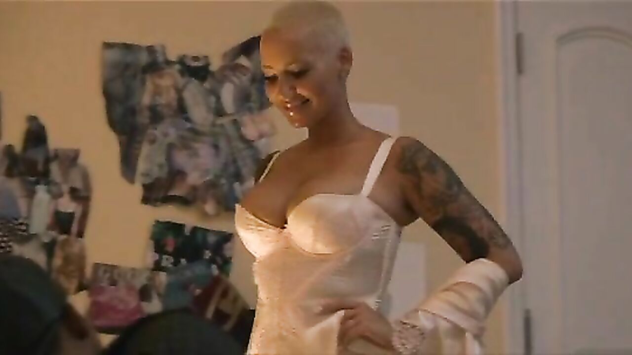 Amber Rose Erotikszene aus Sister Code (2015)