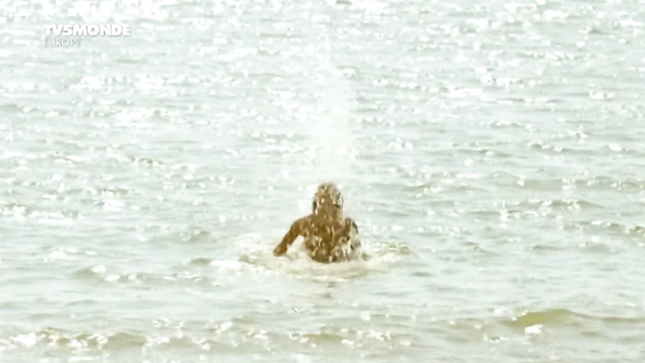 Juliet Lemonnier und Margaux Rossi erotische Szene aus Hotel de la plage s01 erotische Szene aus 02 (2014 erotische Szene aus 2015)