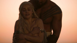 Emilia Clarke çıplak, Game of Thrones s01'den (2011) seks sahnesi