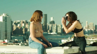 Lina Esco i Lola Kirke scena erotyczna z Free the Nipple (2014)