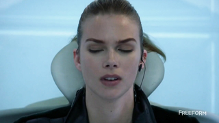 Escena erótica de Emma Ishta de Stitchers s02e04 escena erótica de05 (2016)