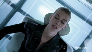 Escena erótica de Emma Ishta de Stitchers s02e04 escena erótica de05 (2016)