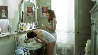 Laetitia Casta nuda, scena di Le grand appartement (2006)