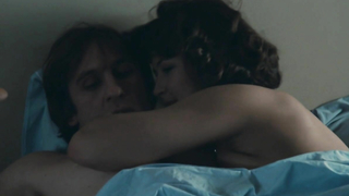 Sandrine Bonnaire und Sophie Marceau nackt, erotische Szene aus Police (1985)