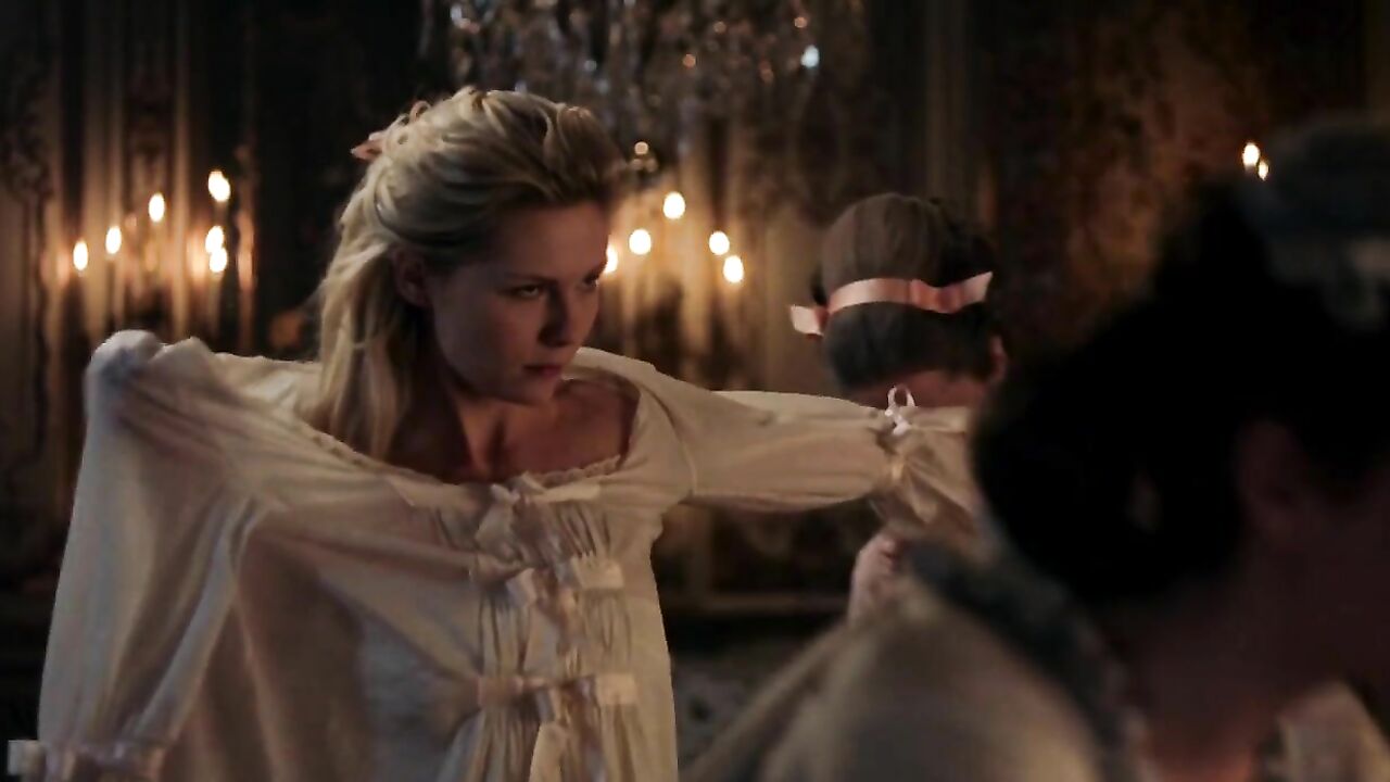 Kirsten Dunst nude, erotic scene from Marie Antoinette (2006)