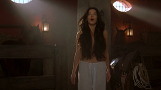 Catherine Zeta, scena erotica da Jones nuda, scena erotica da La maschera di Zorro (1998)