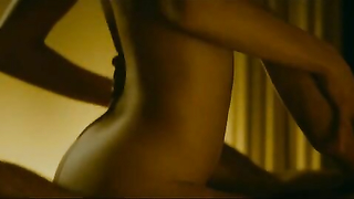 Charlotte Le Bon nuda, scena di sesso da Iris (2016)