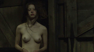 Mia Goth nue, scène de sexe de The Survivalist (2015)