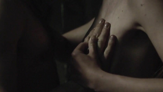 Mia Goth nue, scène de sexe de The Survivalist (2015)