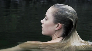 Maika Monroe nuda, scena di sesso da Bokeh (2017)