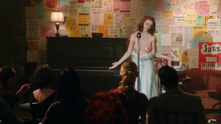 Rachel Brosnahan nue, scène érotique de La merveilleuse Mme Maisel s01e01 (2017)