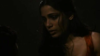 Isabel Lucas et Freida Pinto nues, scène de sexe d'Immortals (2011)