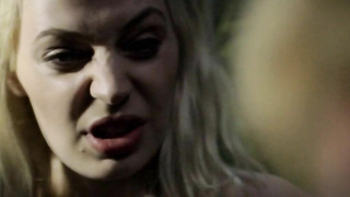 Alyssa Noble i Chloe Farnworth nago, scena erotyczna z Crying Wolf (2015)