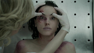 Daisy Ridley Silent Witness s17e10 (2014) filminden çıplak, erotik sahne