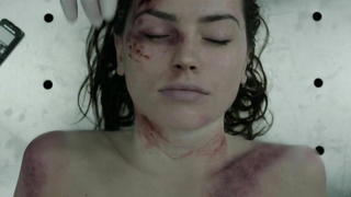 Daisy Ridley Silent Witness s17e10 (2014) filminden çıplak, erotik sahne