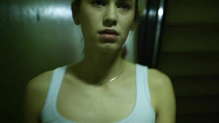 Dylan Penn sexy, scena di sesso da Condemned (2015)