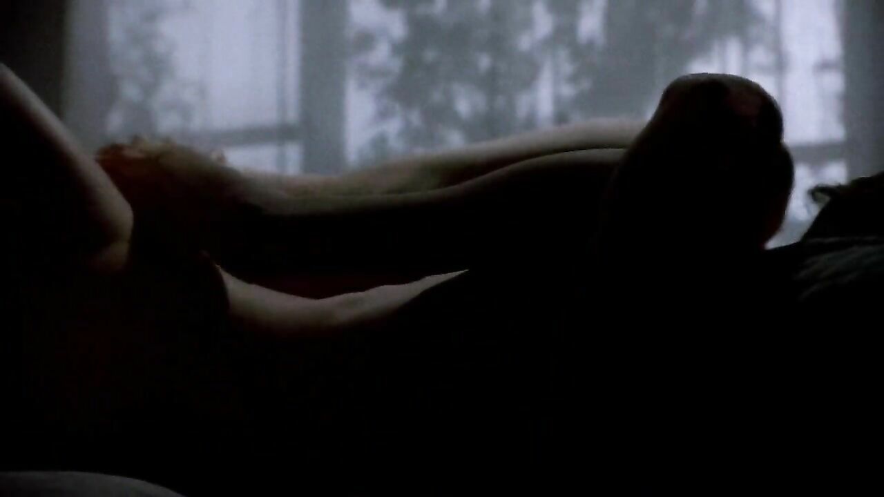 Linda Fiorentino nude, sex scene from The Last Seduction (1994)