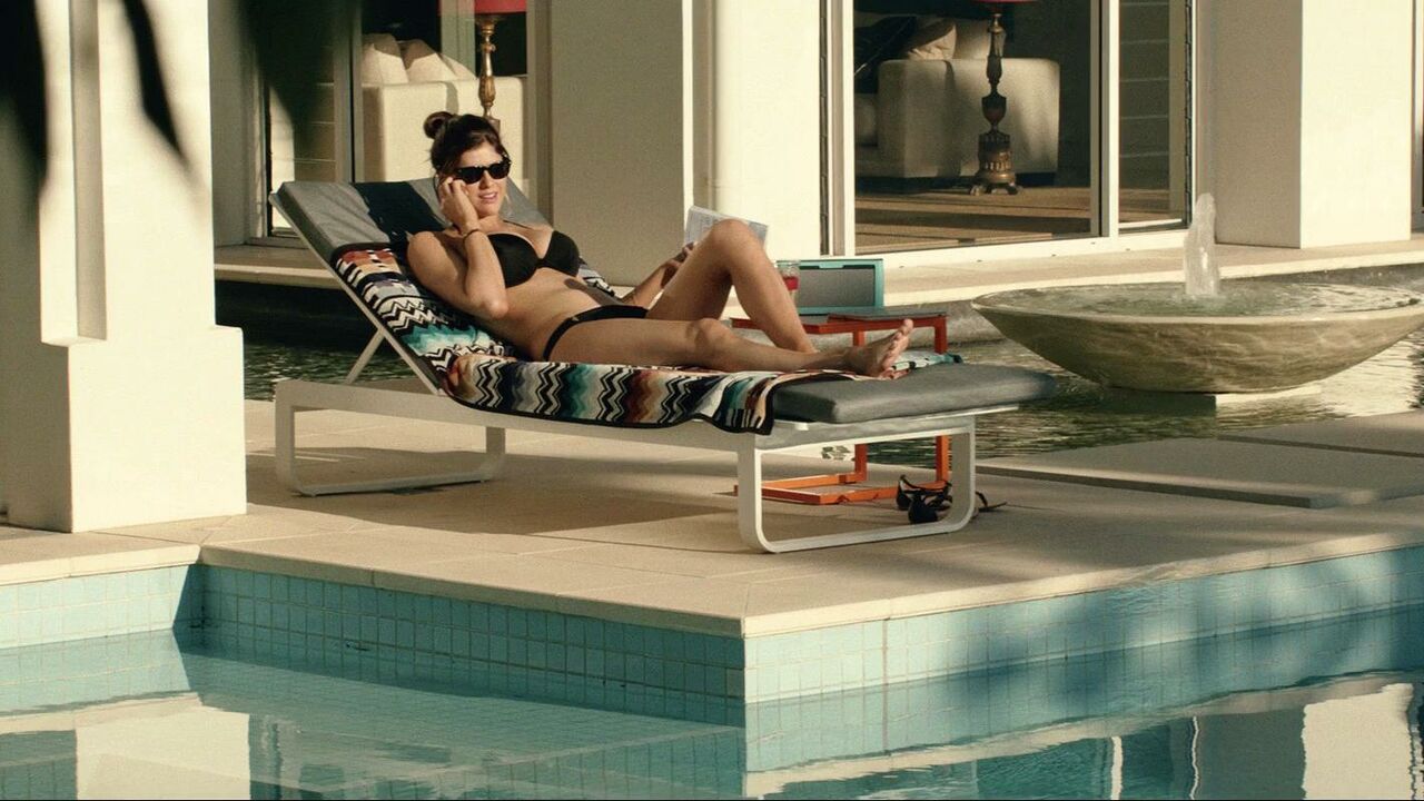 Alexandra Daddario sexy, scene from San Andreas (2015)