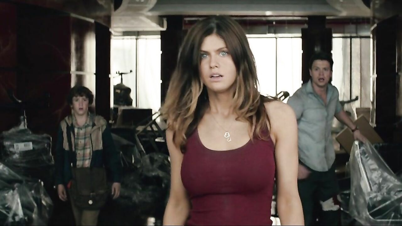 Alexandra Daddario sexy, scene from San Andreas (2015)