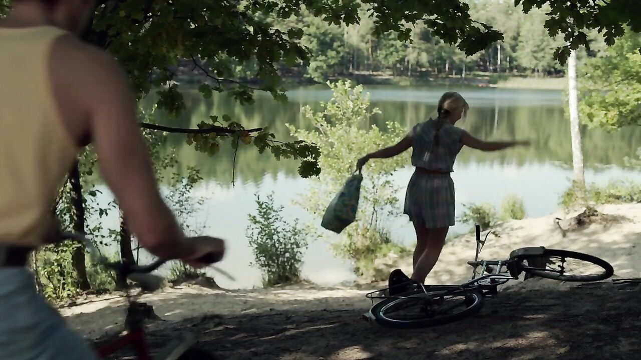 Sonja Gerhardt nackt, Szene aus Deutschland 83 s01e02 (2015)