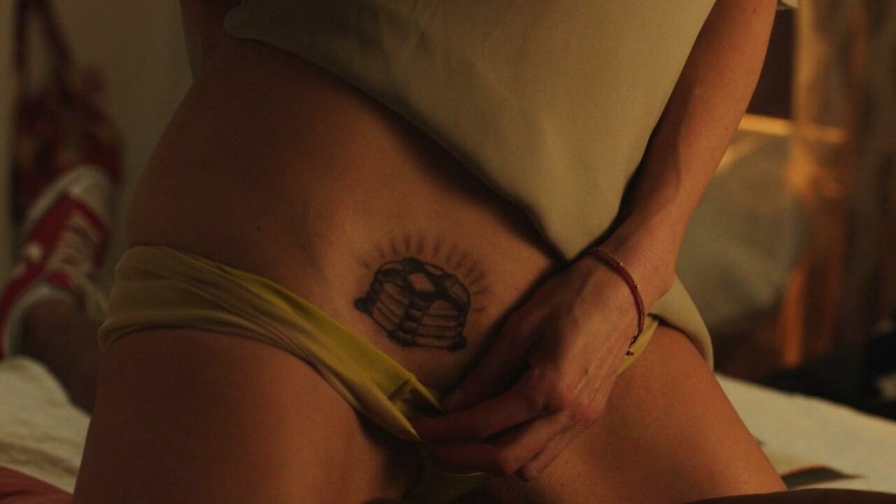 Lake Bell sexy, scene from How to Make It in America s02e06,07 (2011)