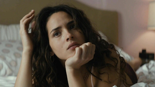 Adria Arjona sexy, scena di True Detective s02e01 (2015)