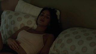 Adria Arjona sexy, scena di True Detective s02e01 (2015)