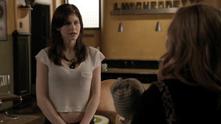 Alexandra Daddario sexy, scena di Parenthood s03e08 (2011)