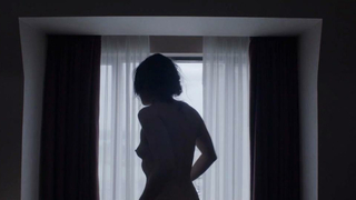 Emily Hampshire nue, scène de Holder's Comma (2014)