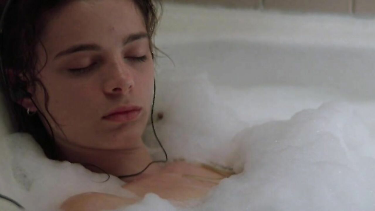 Gabrielle Anwar nude, scene from Body Snatchers (1993)