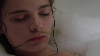 Gabrielle Anwar desnuda, escena de Body Snatchers (1993)