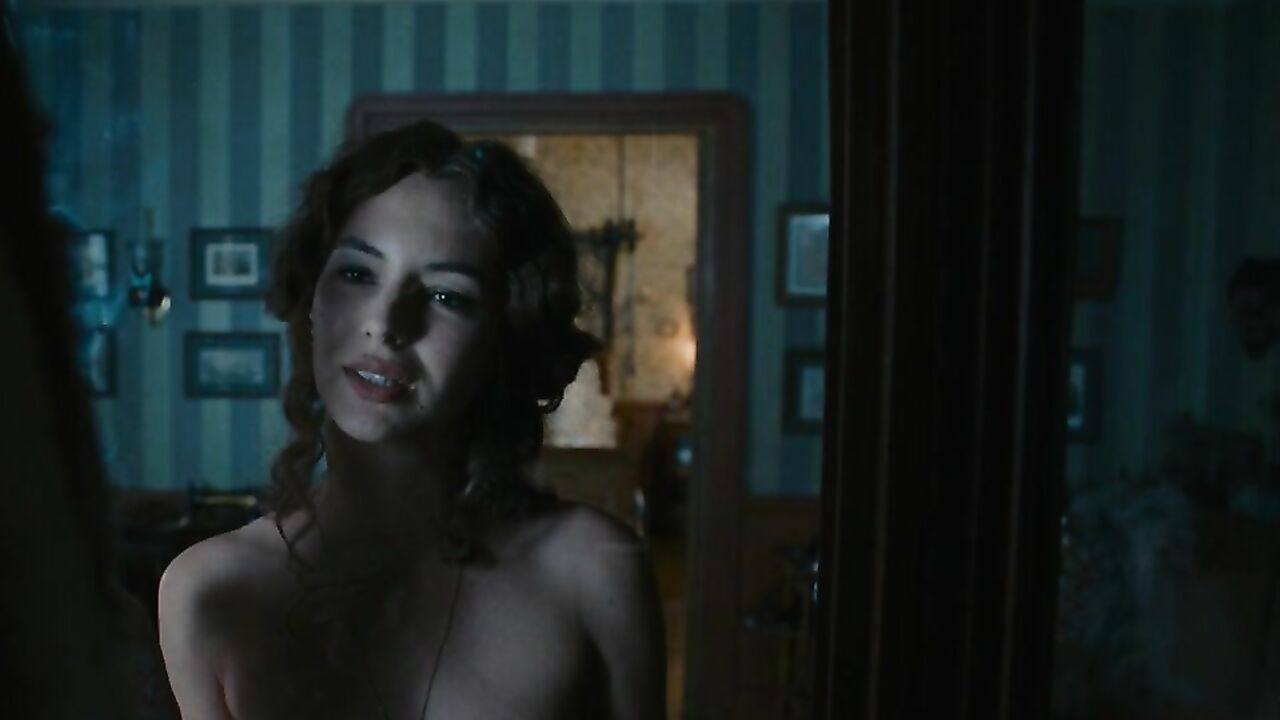 Louise Bourgoin nackt, Szene aus Les aventures extraordinaires d'Adele Blanc-Sec (2010)