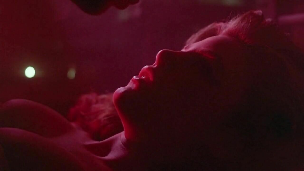 Sherilyn Fenn nude, sex scene from The Wraith (1986)