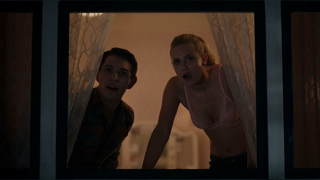 Lili Reinhart sexy, scène de Riverdale s01e01 (2017)