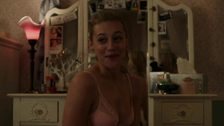 Lili Reinhart sexy, scène de Riverdale s01e01 (2017)