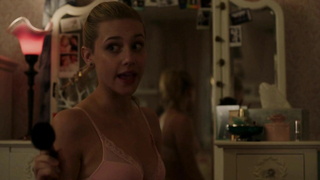 Lili Reinhart sexy, scène de Riverdale s01e01 (2017)