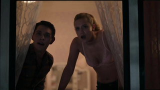 Lili Reinhart sexy, scène de Riverdale s01e01 (2017)