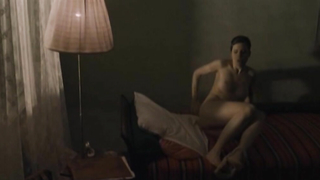 Julia Kijowska desnuda, escena de Czerwony pajak (2015)