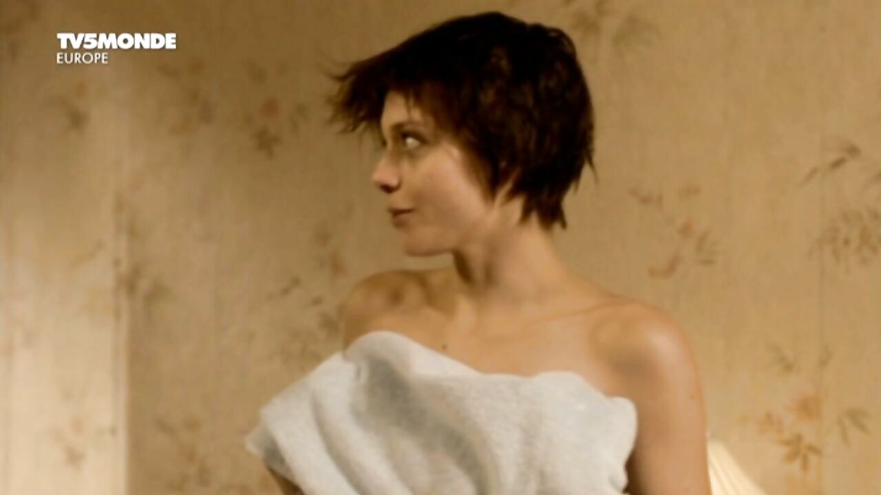 Lizzie Brochere nude, erotic scene from Un petit bout de France (2012)