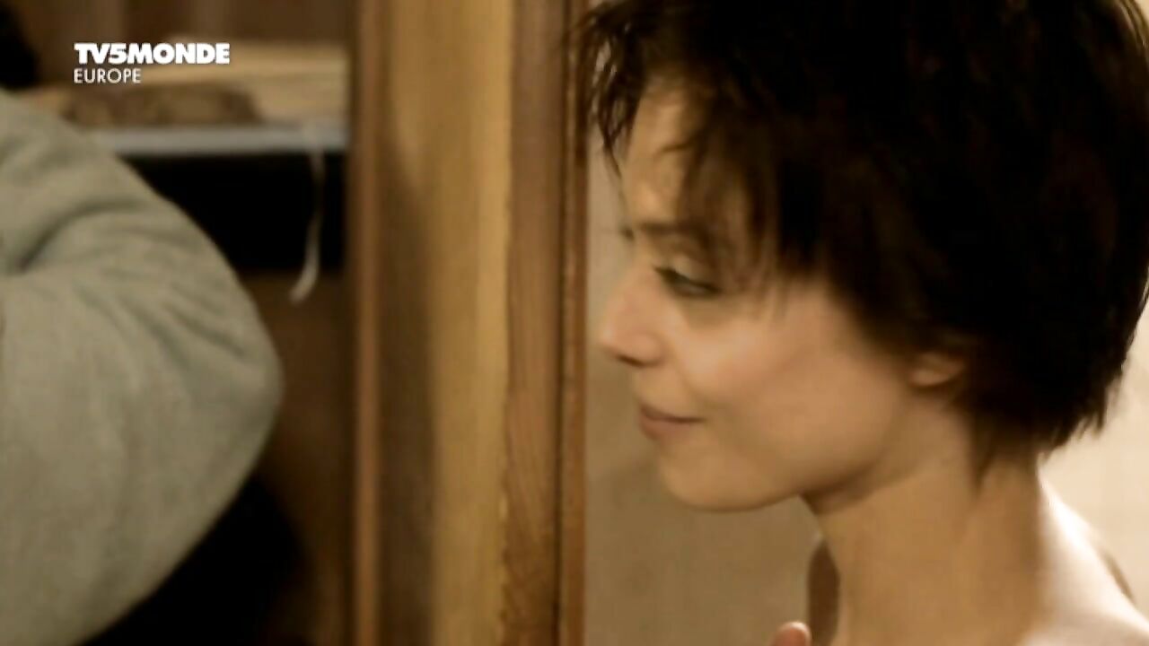 Lizzie Brochere nude, erotic scene from Un petit bout de France (2012)