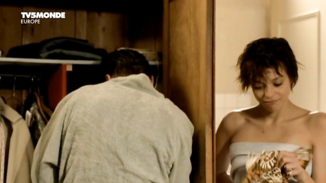 Lizzie Brochere nude, erotic scene from Un petit bout de France (2012)