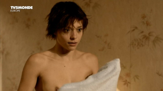 Lizzie Brochere nua, cena erótica de Un petit bout de France (2012)