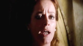 Luciana Paluzzi nue, scène érotique de The Sensuous Nurse (1975)